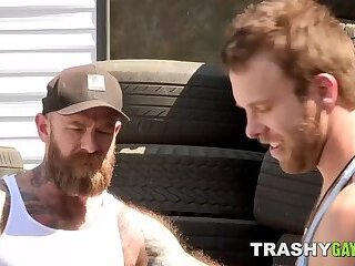 Tattooed jock Beaux Morgan gives perfect seductive blowjob