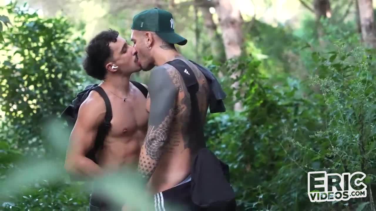 Looking for a place to fuck – Alex Ink, Dragon Rojo